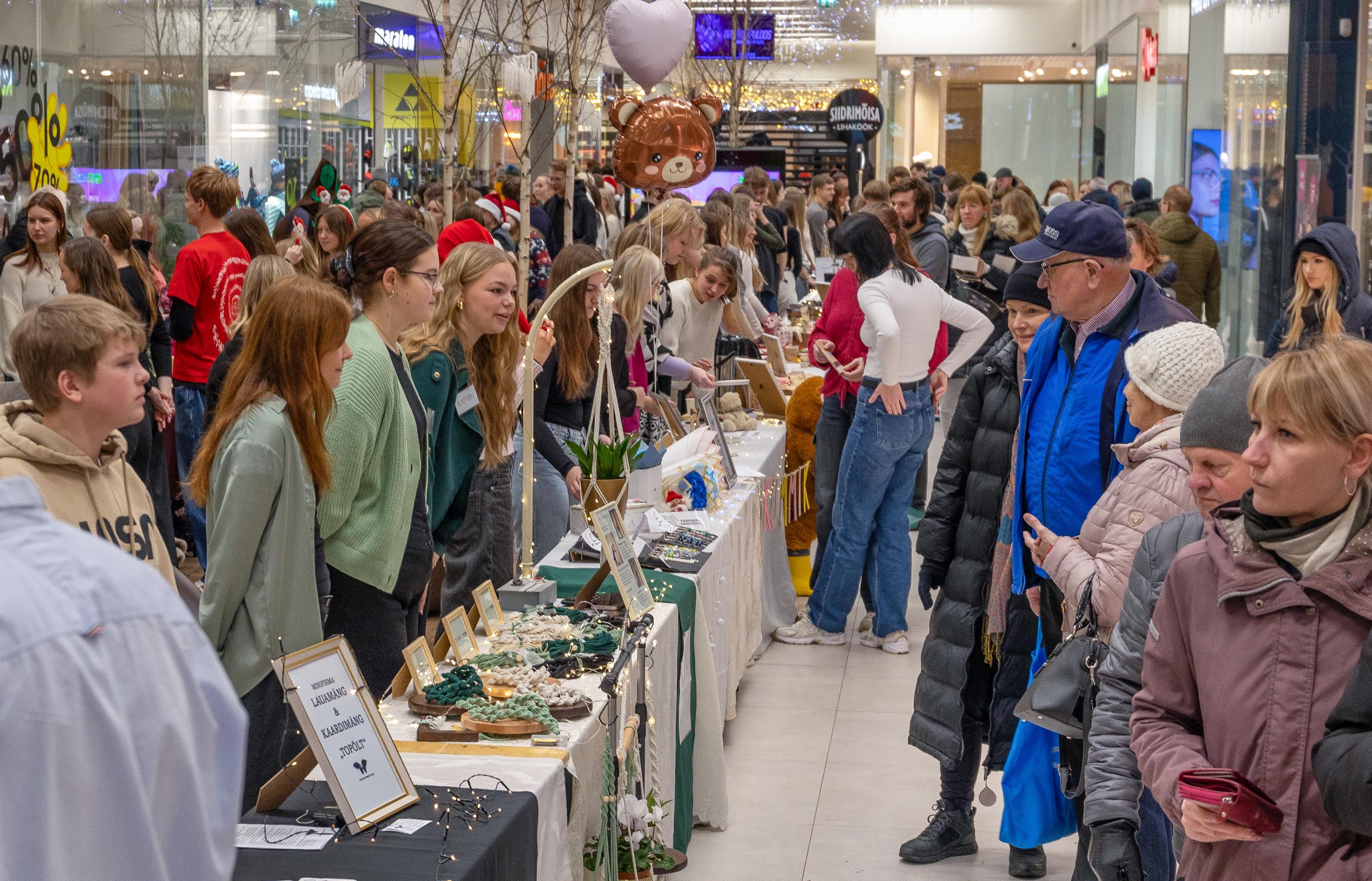 Õpilasfirmade laat tõi Kagukeskuse aatriumisse ligi poolsada kauplejat